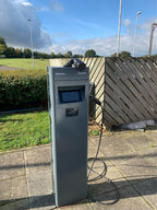 Entratek Eichrechtskonforme Doppelladestation Power Arrow Dual 2 x 22 kW mit Steckdose